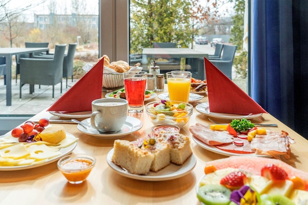 Tägliches Frühstücksbuffet (9.50 EUR pro Person)