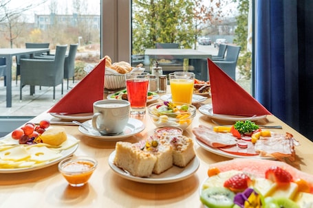 Desayuno buffet todos los días (con cargo). Hotel Belmondo Leipzig Airport