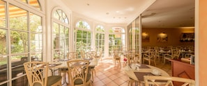 Desayuno buffet diario (EUR 15 por persona)