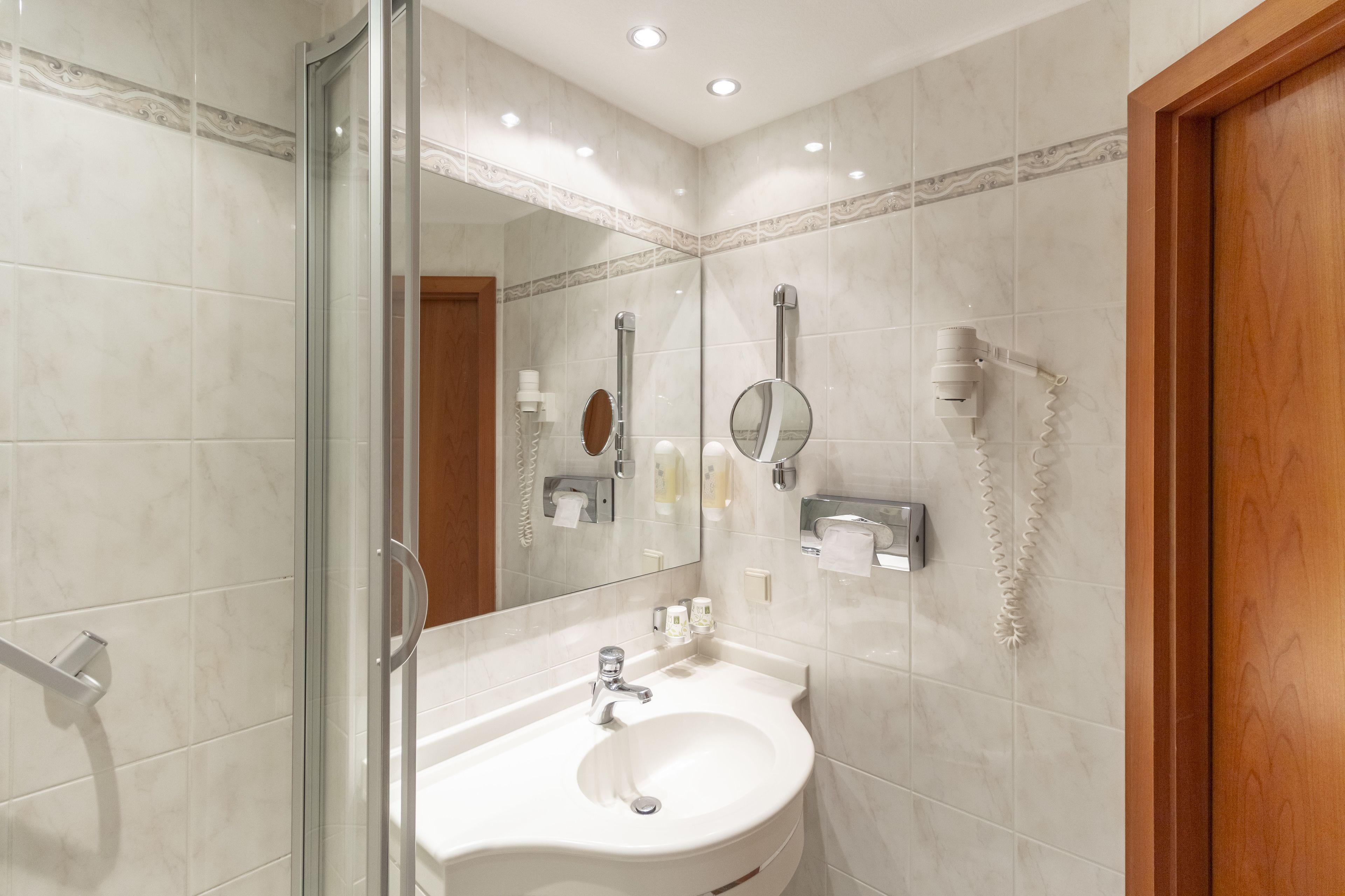 single room | premium bedding, soundproofing, free wifi