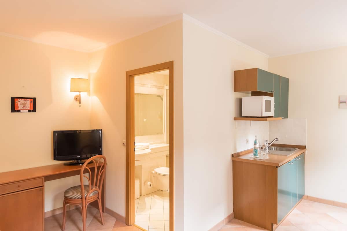 Family Room | Premium bedding, soundproofing, free WiFi