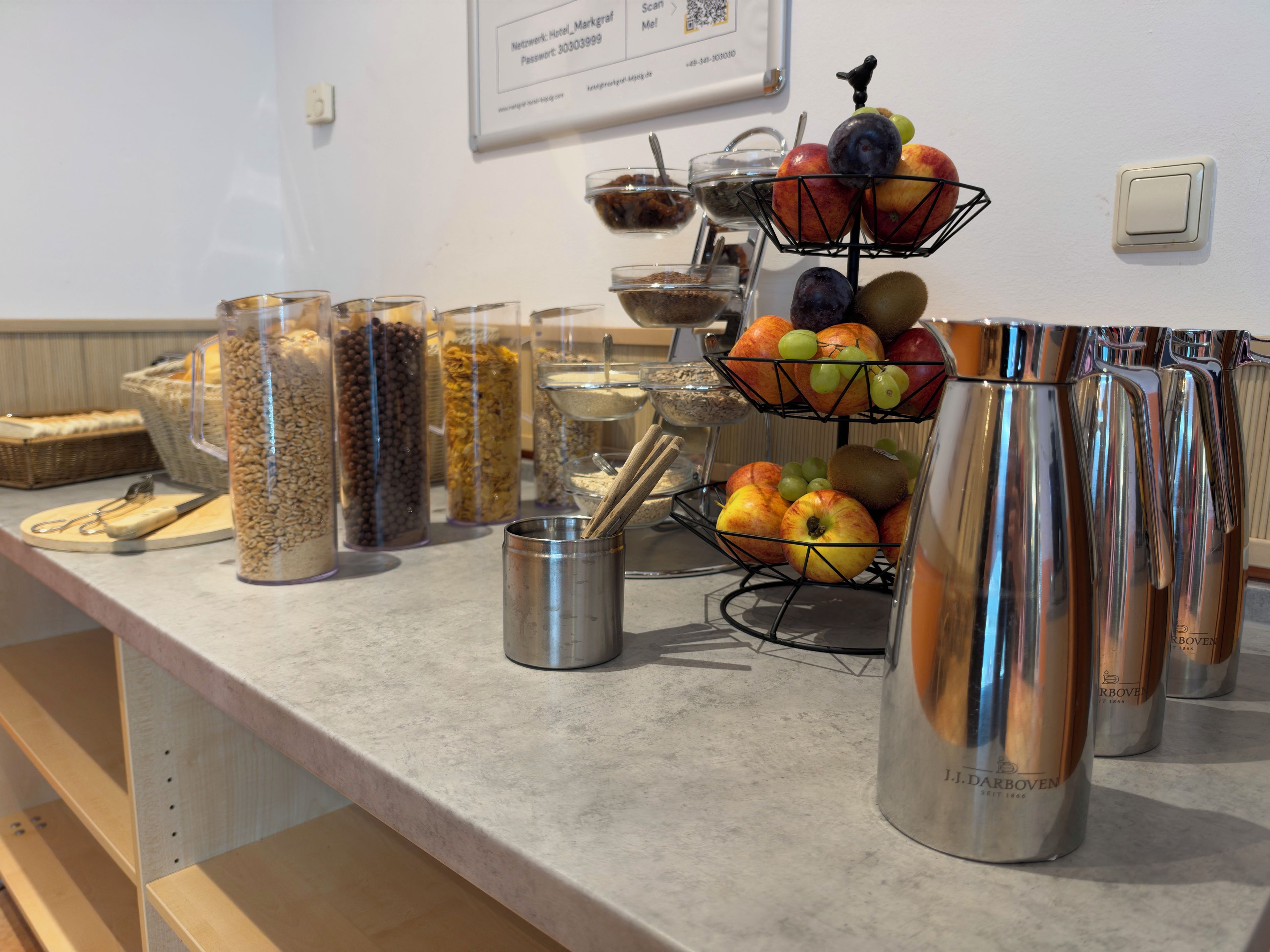 Un mostrador de buffet con diversas opciones de comida y una estación de café.