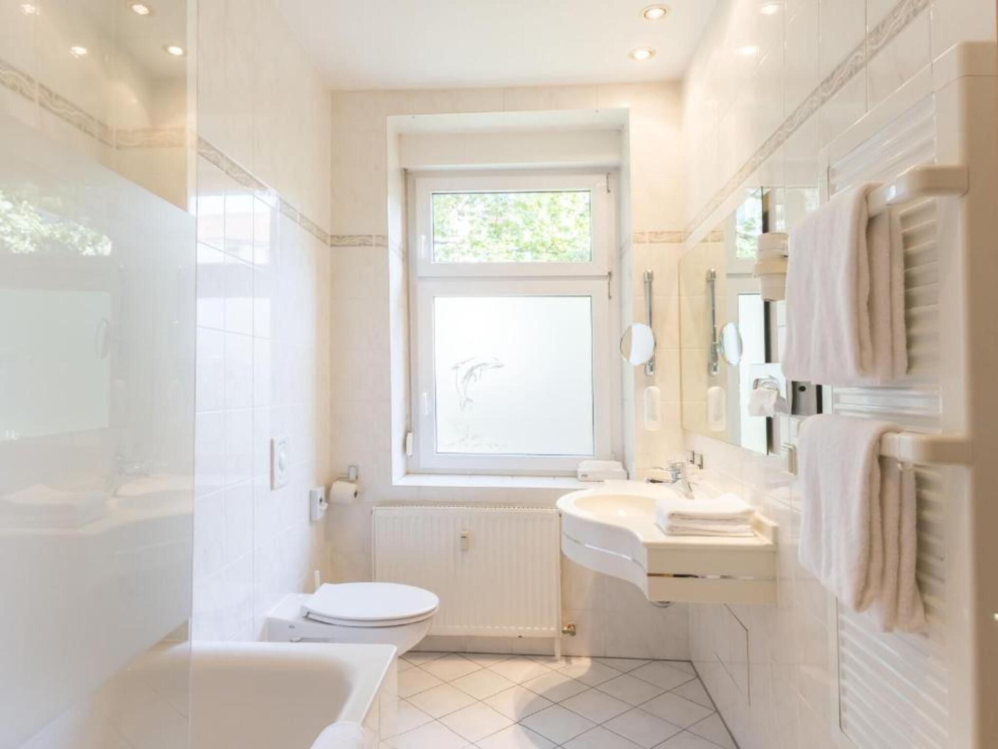 Un baño moderno con bañera, inodoro y lavamanos.