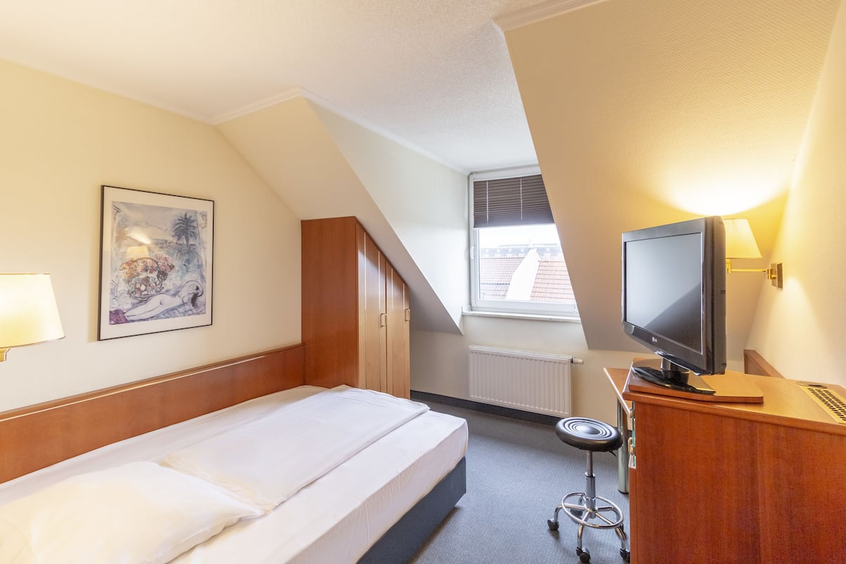 Single Room | Premium bedding, soundproofing, free WiFi