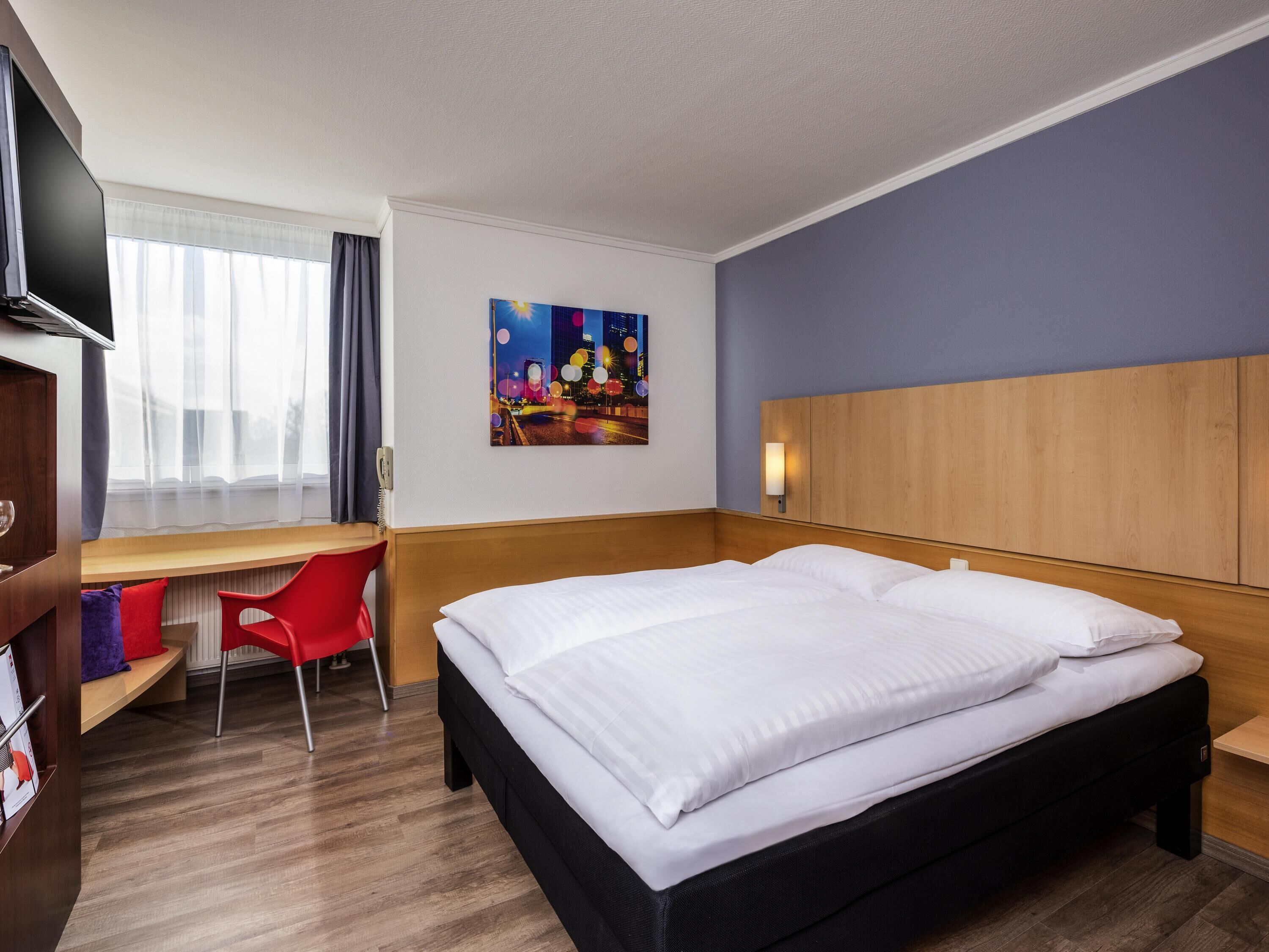 Standard Room, 1 Double Bed | In-room safe, desk, soundproofing, iron/ironing board