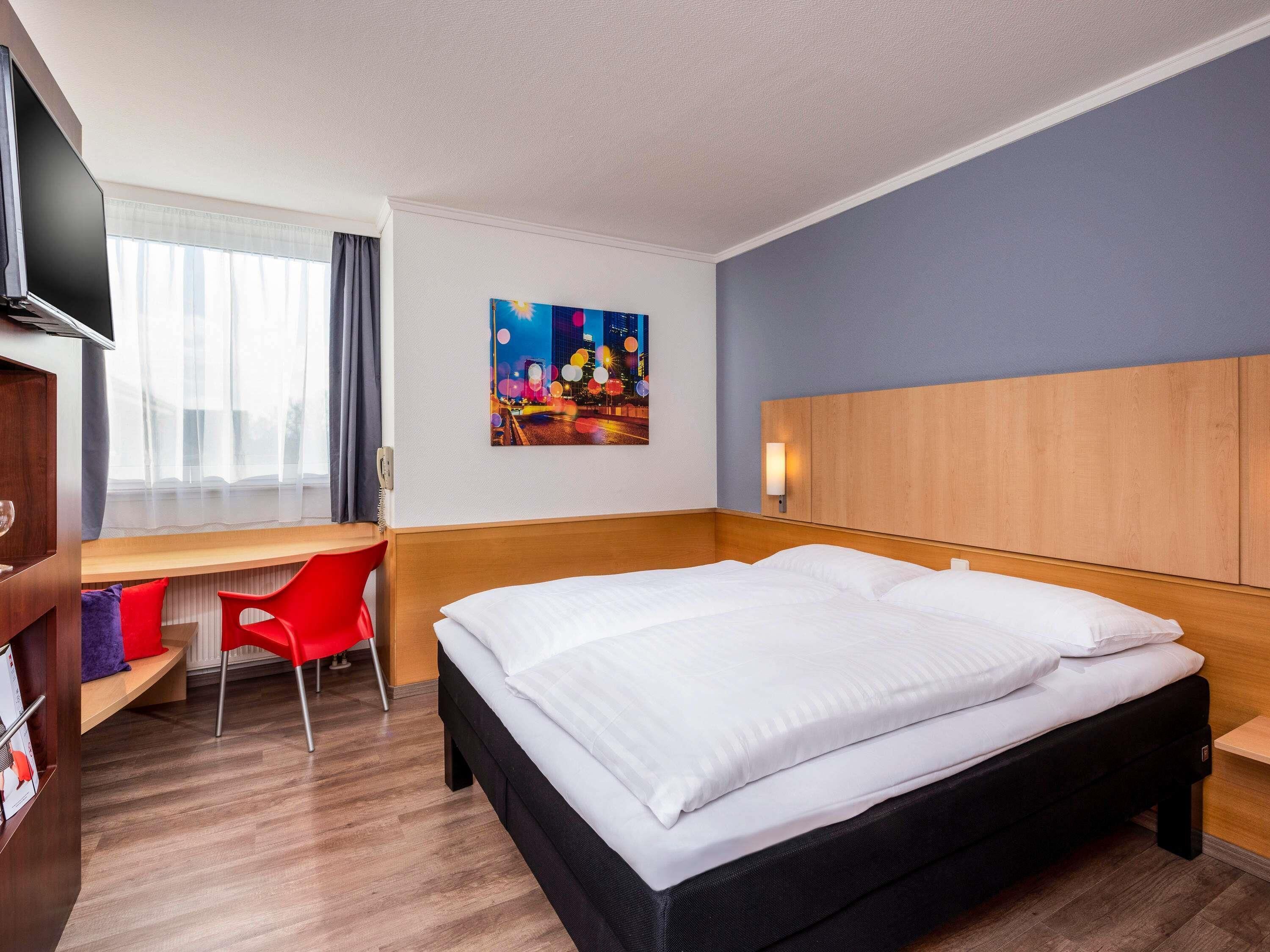 Standard Room, 1 Double Bed | In-room safe, desk, soundproofing, iron/ironing board