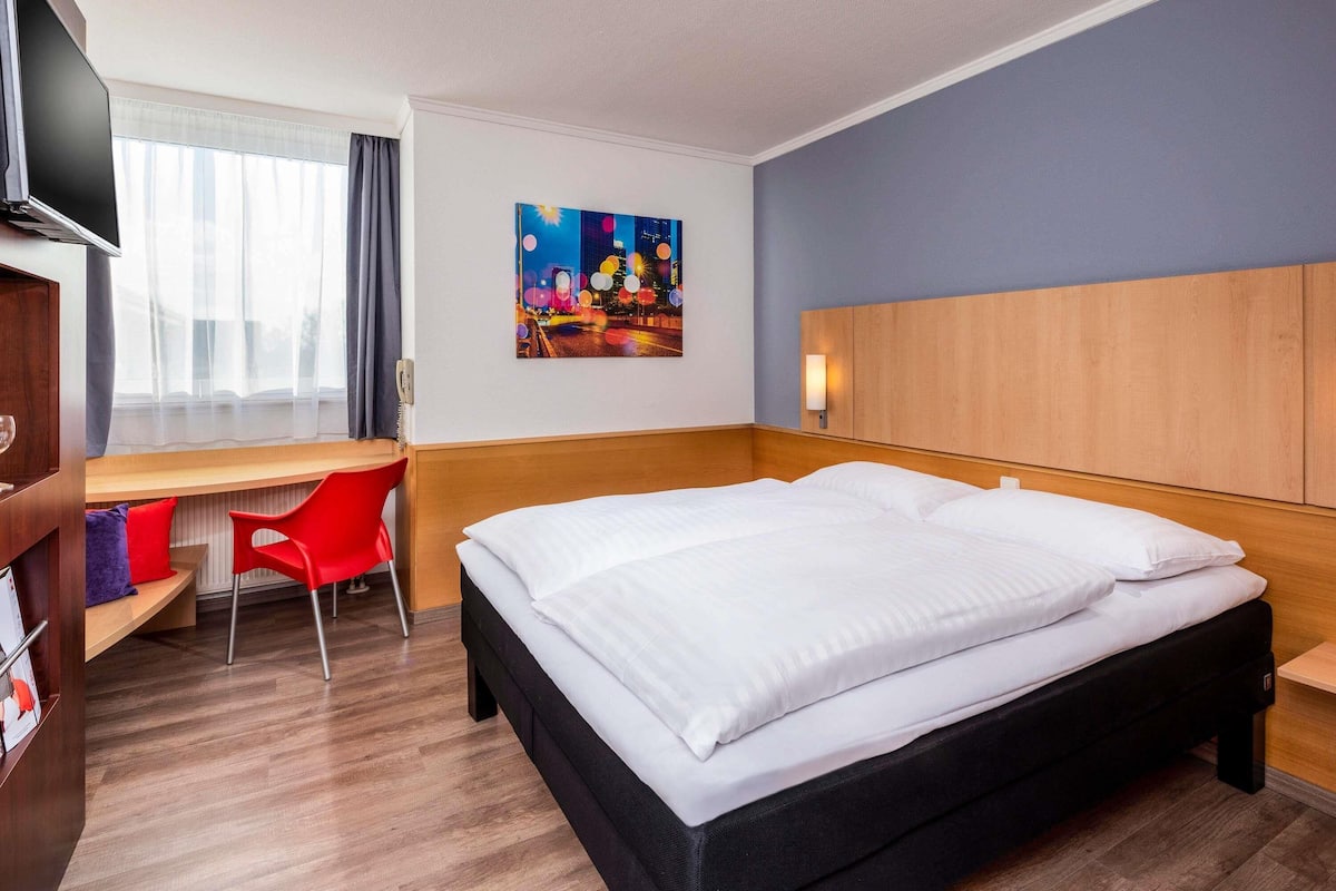 Standard Room, 1 Double Bed | In-room safe, desk, soundproofing, iron/ironing board