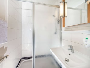 Standaard kamer, 2 eenpersoonsbedden | Badkamer | Een douche,  milieuvriendelijk toiletgerief, een haardroger, handdoeken