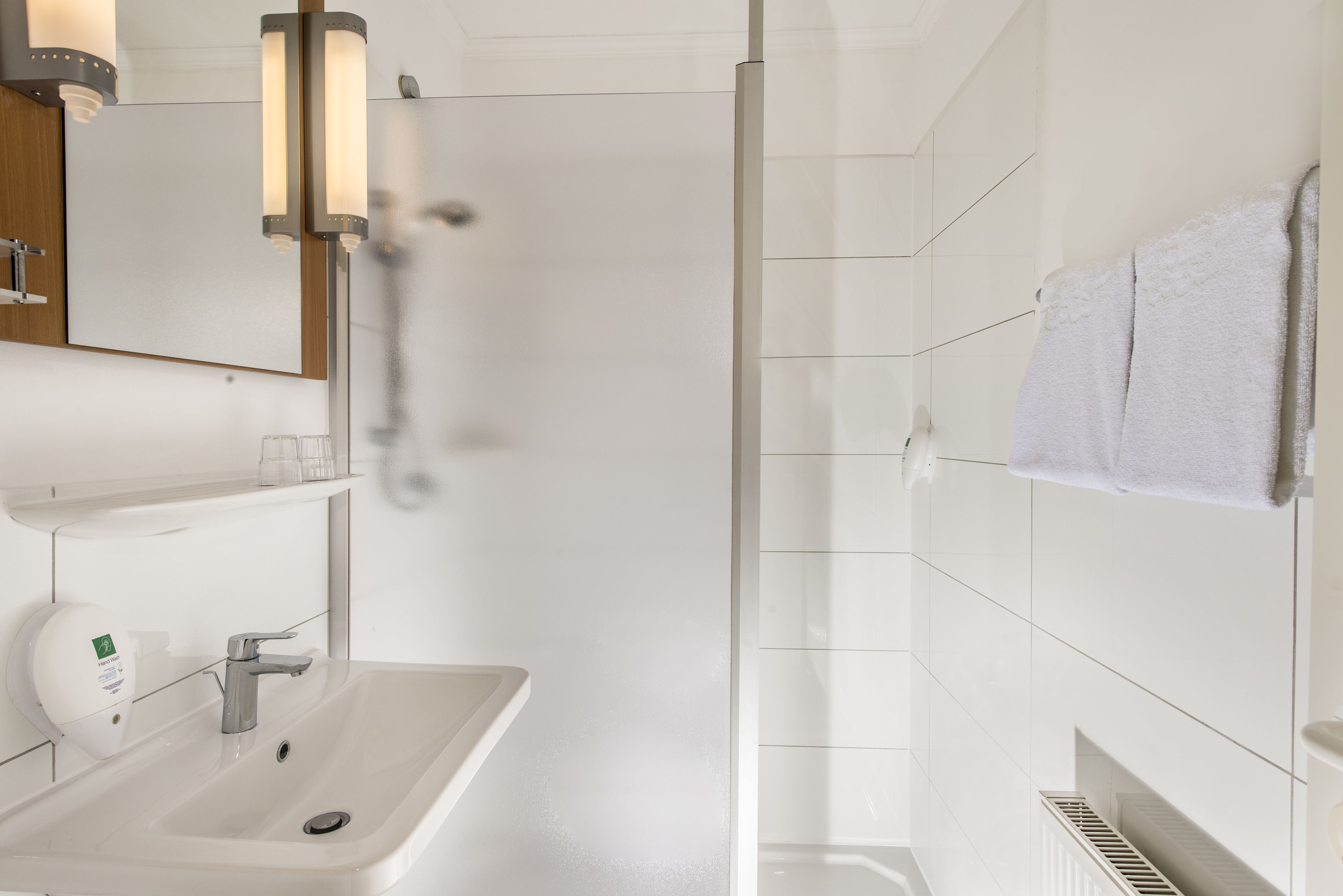Dusche, umweltfreundliche Kosmetikartikel, Haartrockner, Handtücher
