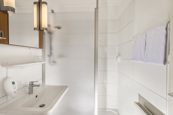Een douche, milieuvriendelijke toiletartikelen, een haardroger
