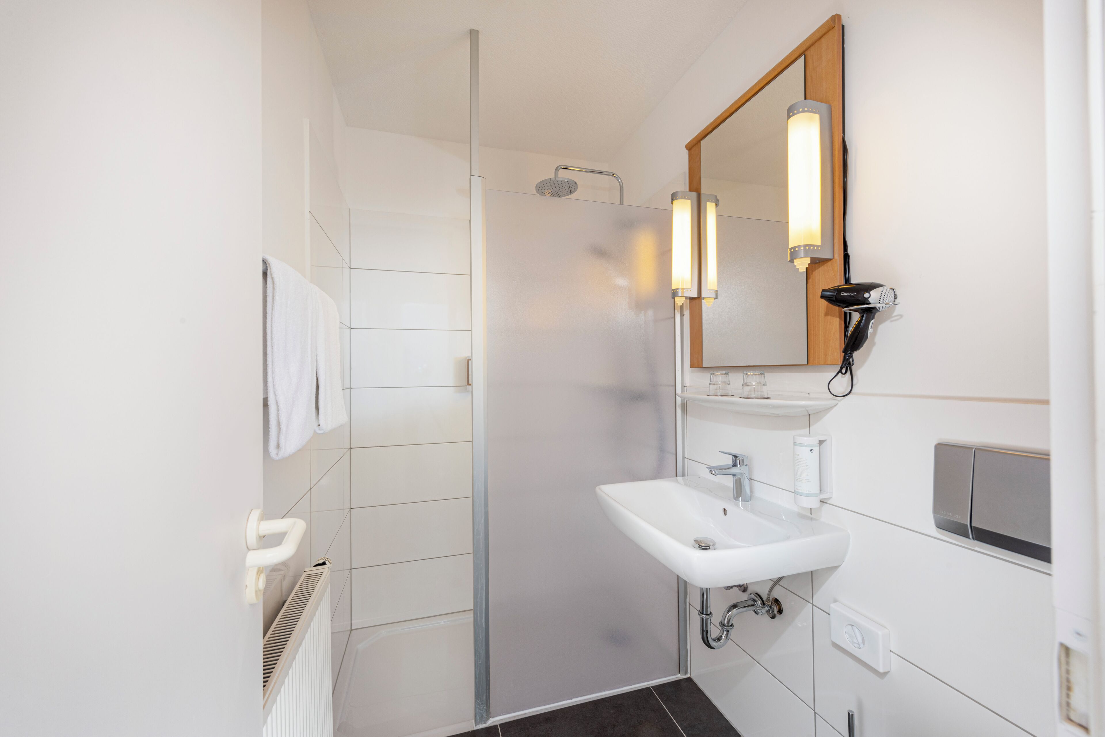 Dusche, umweltfreundliche Kosmetikartikel, Haartrockner, Handtücher