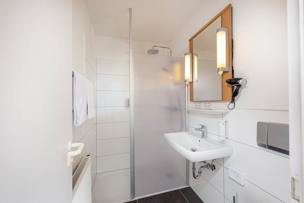 Douche, articles de toilette écologiques, sèche-cheveux