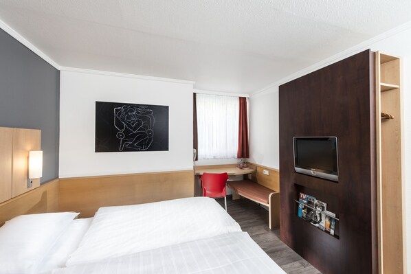 Zimmersafe, Schreibtisch, schallisolierte Zimmer, Bügeleisen/Bügelbrett