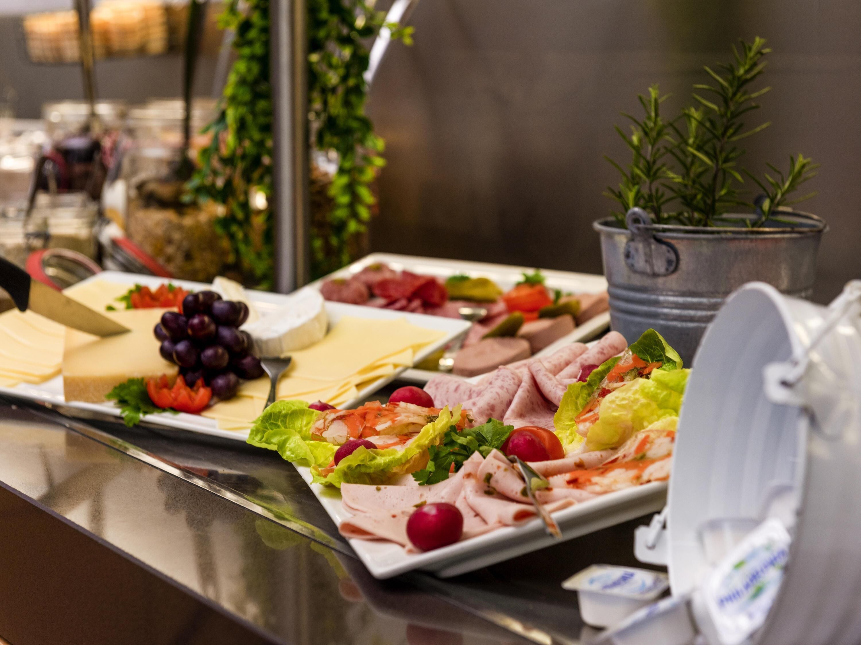 Tägliches Frühstücksbuffet (13 EUR pro Person)