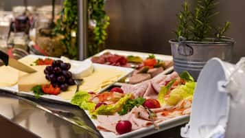 Tägliches Frühstücksbuffet (13 EUR pro Person)