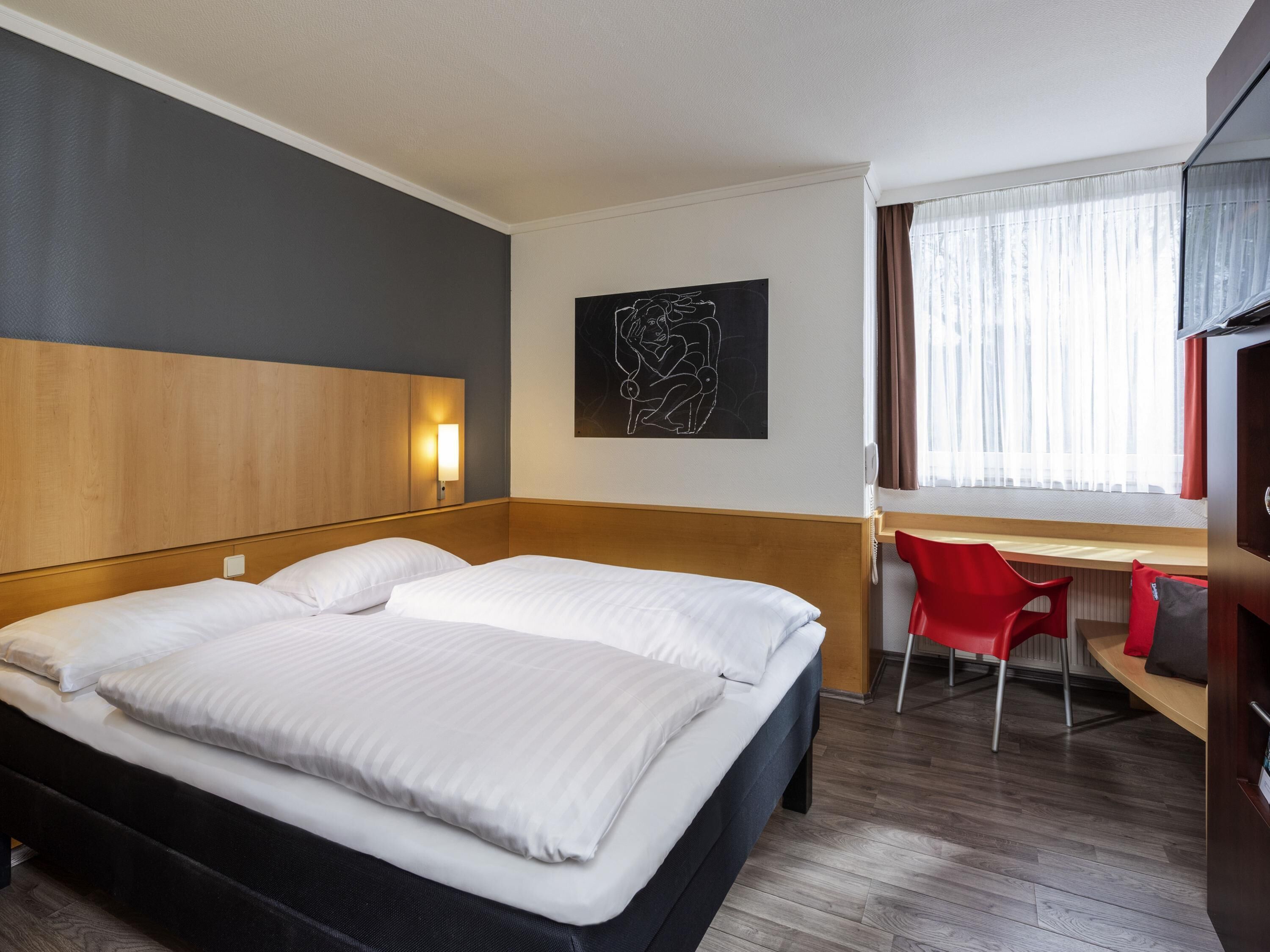 Standard Room, 1 Double Bed | In-room safe, desk, soundproofing, iron/ironing board