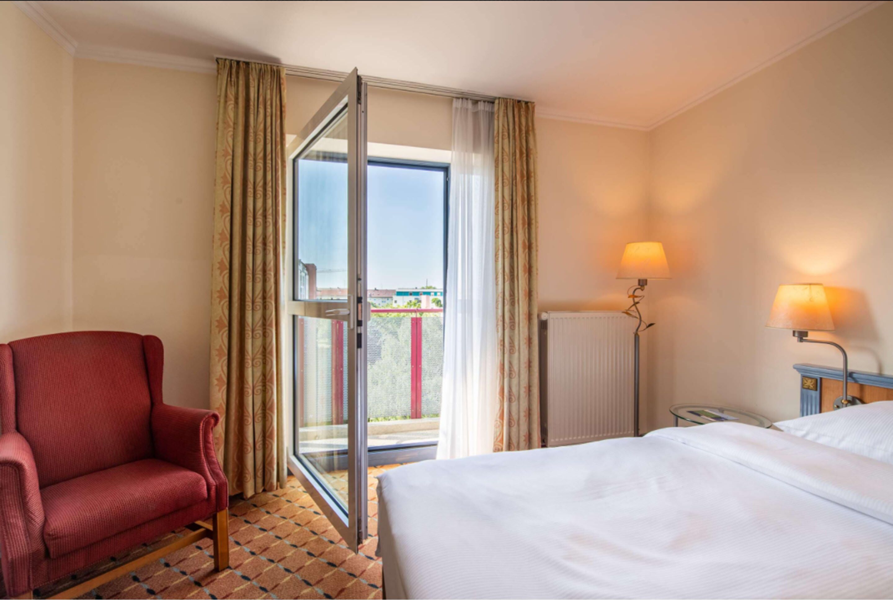 Literie hypoallergénique, bureau, fer et planche à repasser