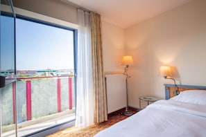 Standardzimmer, Balkon | Allergikerbettwaren, Schreibtisch, Bügeleisen/Bügelbrett