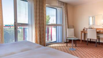 Literie hypoallergénique, bureau, fer et planche à repasser