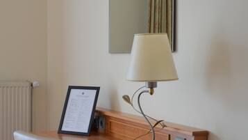 Literie hypoallergénique, bureau, fer et planche à repasser