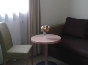 1 Schlafzimmer, Schreibtisch, Bettwäsche