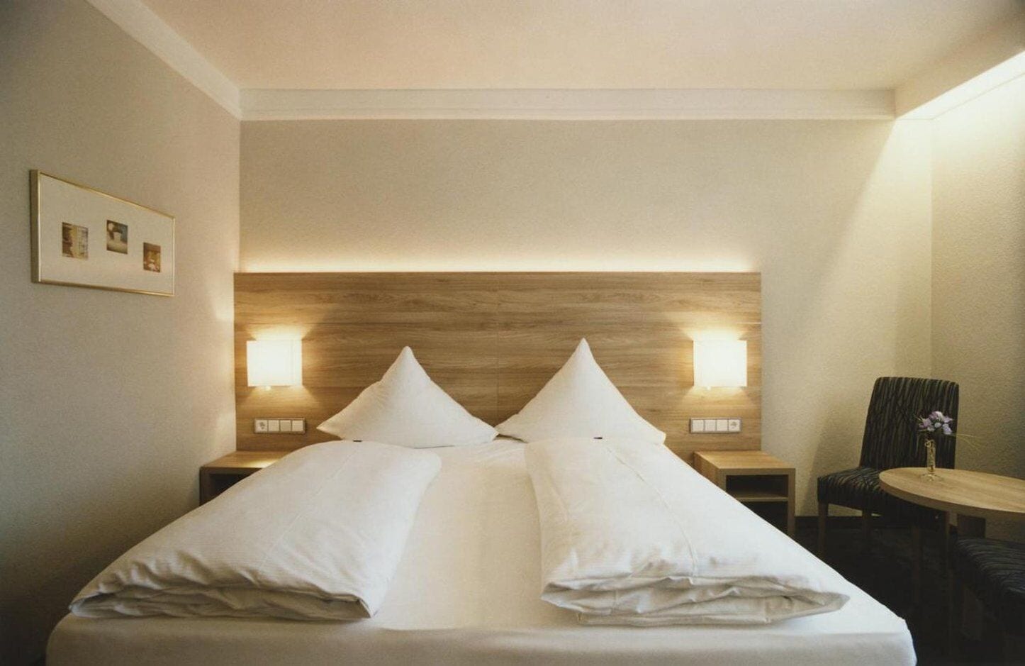 Escritorio y ropa de cama 