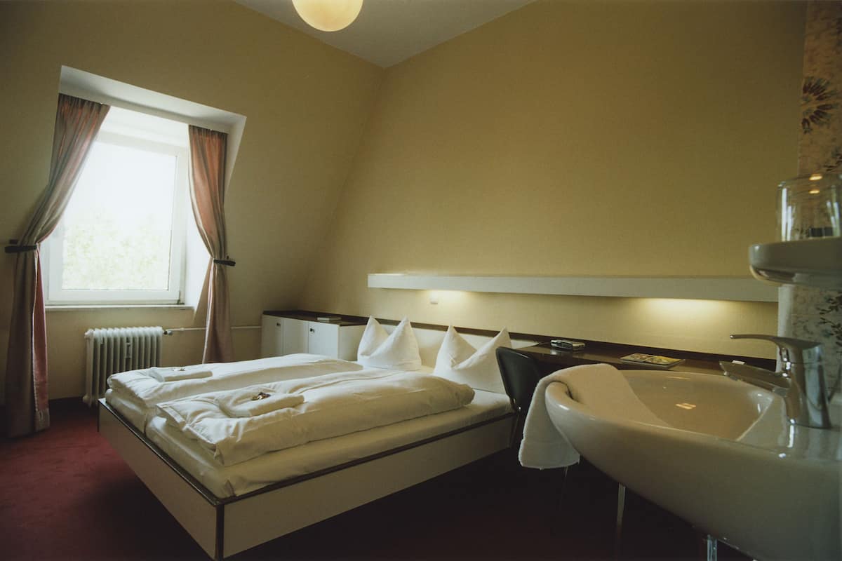 Basic Double or Twin Room, Shared Bathroom (no TV no WLAN) | Desk, bed sheets