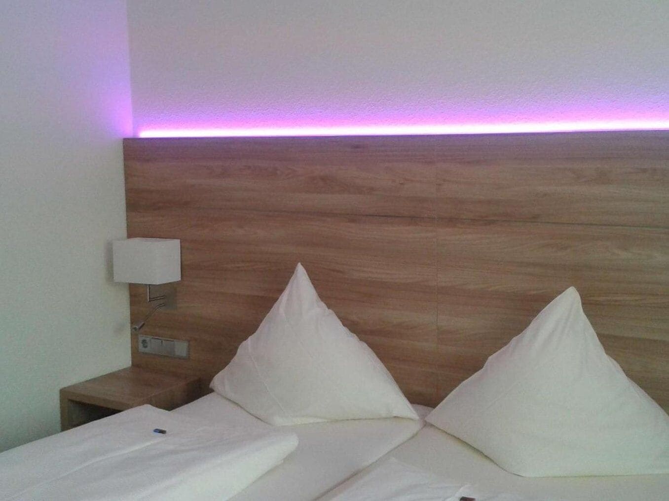 1 bedroom, desk, bed sheets