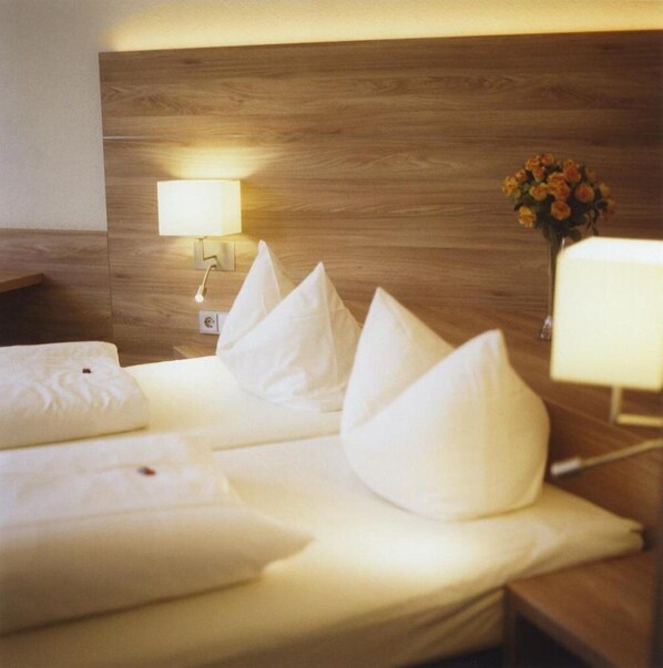 1 Schlafzimmer, Schreibtisch, Bettwäsche