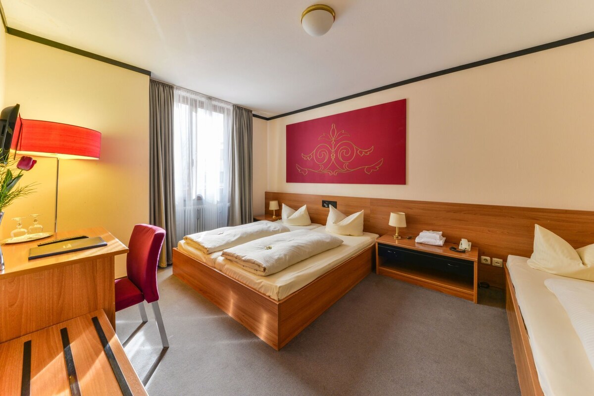 Minibar, bureau, rideaux d’obscurcissement, lit de bébé (supplément)