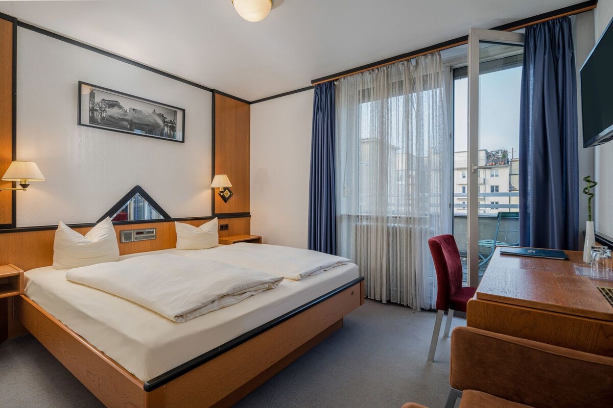 Minibar, bureau, rideaux d’obscurcissement, lit de bébé (supplément)