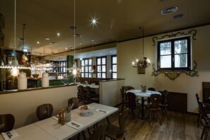Frokost, lunsj og middag serveres, tyske retter, utsikt mot hagen 
