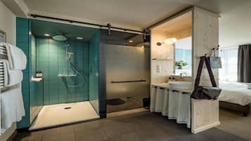 Combined shower/bathtub, towels