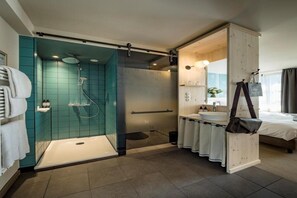 Combined shower/tub, towels