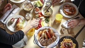 يتم تقديم الإفطار، والغداء، والعشاء، والإفطار المتأخر 