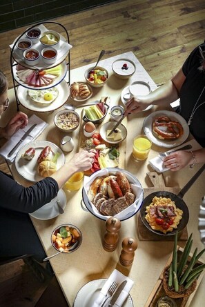 Breakfast, lunch, dinner and brunch served - Golden Leaf Hotel Altmunchen (Munich)