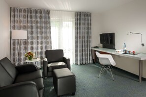 Junior Suite | Hypo-allergenic bedding, in-room safe, desk, blackout drapes
