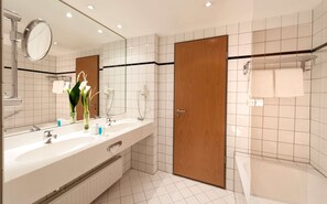 Suite junior | Baño | Artículos de higiene personal gratuitos, secador de pelo y toallas