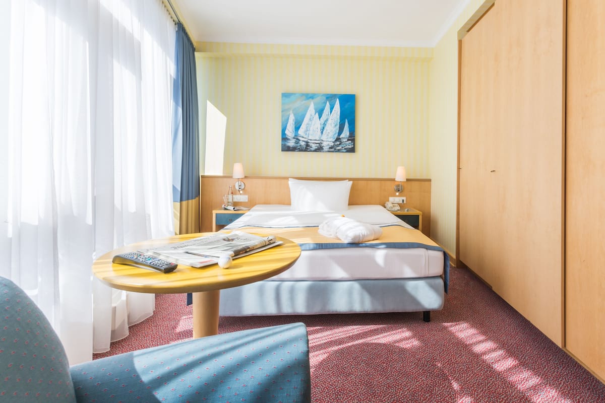 standard single room | hypo-allergenic bedding, minibar, in-room safe, desk