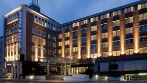 A multi-story hotel with a classic facade, featuring a prominent entrance with steps and a covered area. - Vienna House by Wyndham Baltic Stralsund (Stralsund)