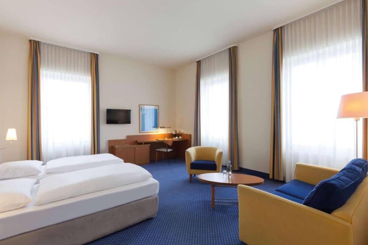 Hypo-allergenic bedding, in-room safe, desk, blackout curtains
