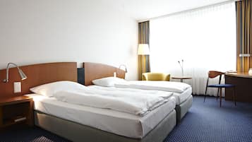 Hypo-allergenic bedding, in-room safe, desk, blackout drapes