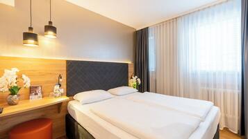 Kahden hengen comfort-huone | Allergiatestatut vuodevaatteet, yksilöllisesti sisustettu, työpöytä