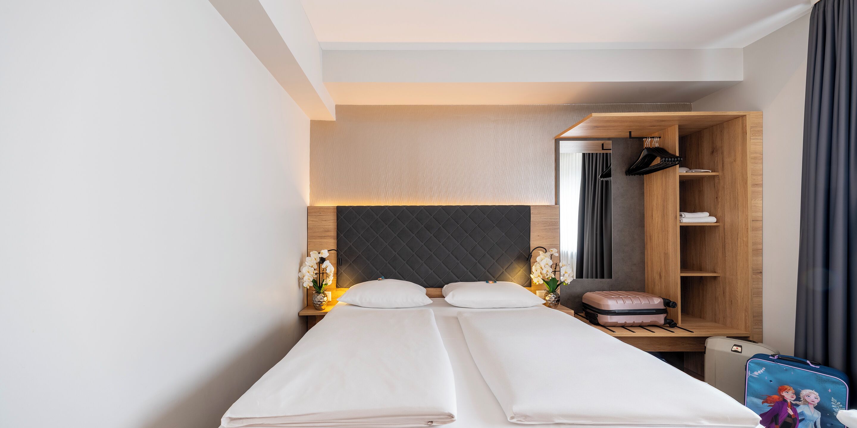 Comfort Triple Room | Hypo-allergenic bedding, individually decorated, desk, blackout drapes