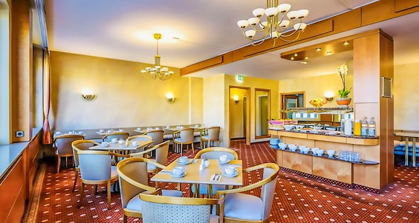 Se ofrece un desayuno bufé (15 EUR por persona)