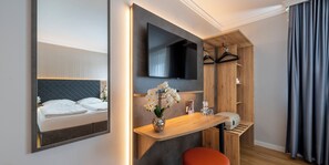 Habitación Confort doble | Ropa de cama hipoalergénica, decoración individual, escritorio