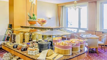 Se ofrece un desayuno bufé todos los días (por un coste adicional)