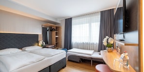 Comfort-Dreibettzimmer | 1 Schlafzimmer, Allergikerbettwaren, individuell dekoriert, Schreibtisch