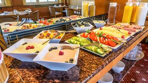 A buffet with various food items and beverages. - PLAZA INN Rieker Stuttgart Hauptbahnhof (Stuttgart)