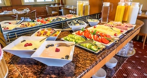 Tägliches Frühstücksbuffet (15 EUR pro Person)